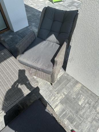 Szare meble technorattanowe na taras z regulowanymi fotelami Laritto Dining + pufy - Grey