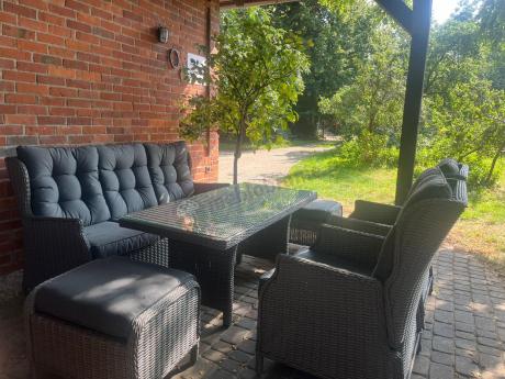 Szare meble technorattanowe na taras z regulowanymi fotelami Laritto Dining + pufy - Grey