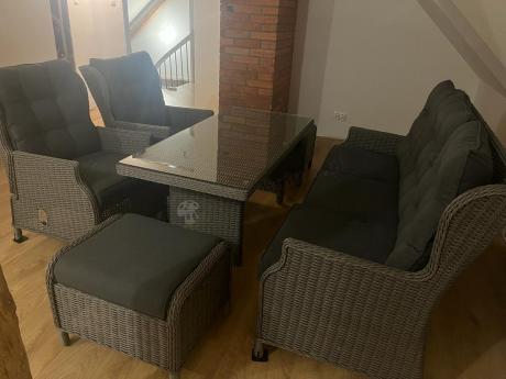 Szare meble technorattanowe na taras z regulowanymi fotelami Laritto Dining + pufy - Grey