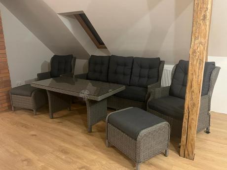 Szare meble technorattanowe na taras z regulowanymi fotelami Laritto Dining + pufy - Grey