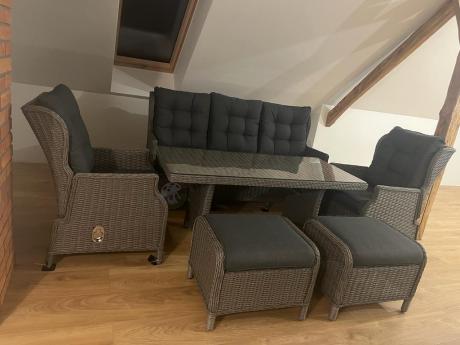 Szare meble technorattanowe na taras z regulowanymi fotelami Laritto Dining + pufy - Grey