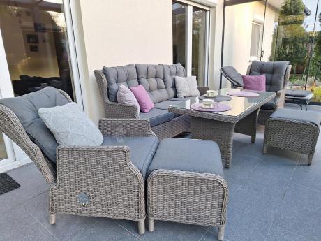 Szare meble technorattanowe na taras z regulowanymi fotelami Laritto Dining + pufy - Grey