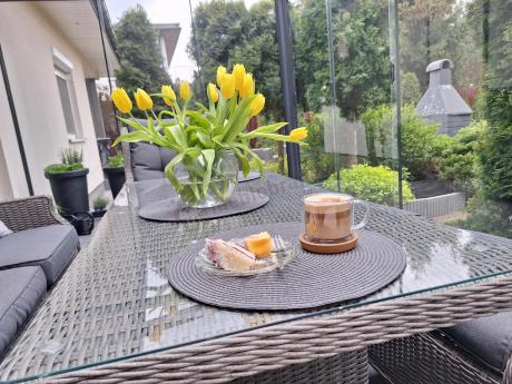 Szare meble technorattanowe na taras z regulowanymi fotelami Laritto Dining + pufy - Grey