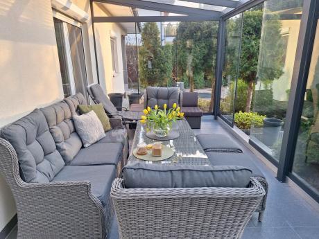 Szare meble technorattanowe na taras z regulowanymi fotelami Laritto Dining + pufy - Grey