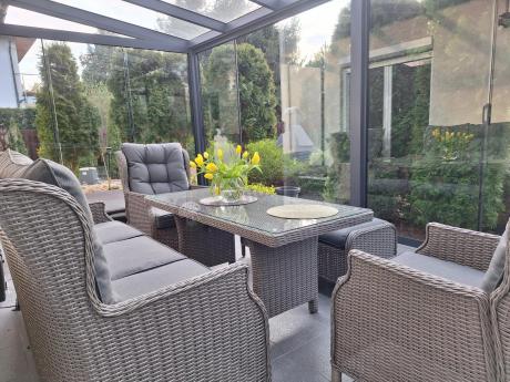 Szare meble technorattanowe na taras z regulowanymi fotelami Laritto Dining + pufy - Grey