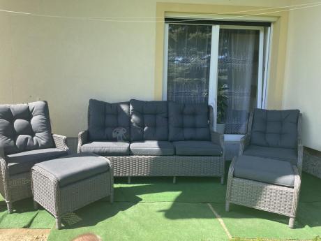 Szare meble technorattanowe na taras z regulowanymi fotelami Laritto Dining + pufy - Grey