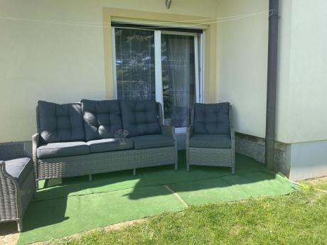 Szare meble technorattanowe na taras z regulowanymi fotelami Laritto Dining + pufy - Grey