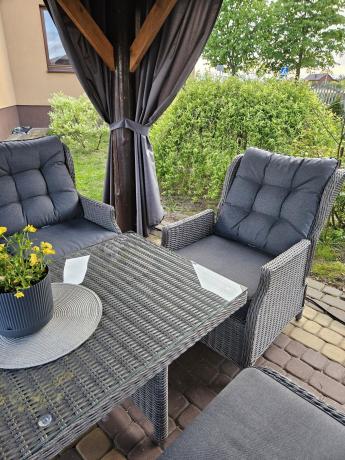 Szare meble technorattanowe na taras z regulowanymi fotelami Laritto Dining + pufy - Grey