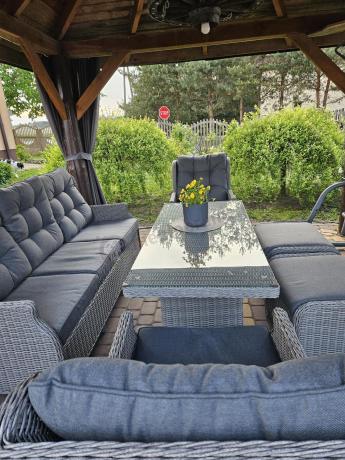 Szare meble technorattanowe na taras z regulowanymi fotelami Laritto Dining + pufy - Grey