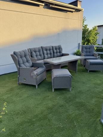 Szare meble technorattanowe na taras z regulowanymi fotelami Laritto Dining + pufy - Grey