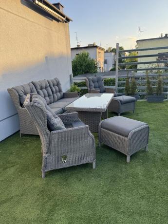 Szare meble technorattanowe na taras z regulowanymi fotelami Laritto Dining + pufy - Grey