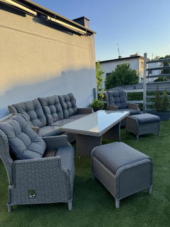 Szare meble technorattanowe na taras z regulowanymi fotelami Laritto Dining + pufy - Grey