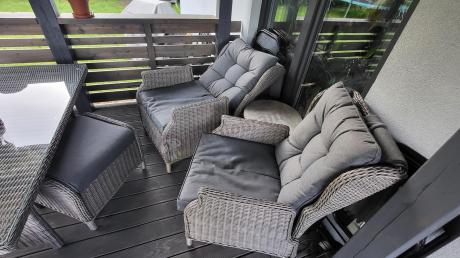 Szare meble technorattanowe na taras z regulowanymi fotelami Laritto Dining + pufy - Grey