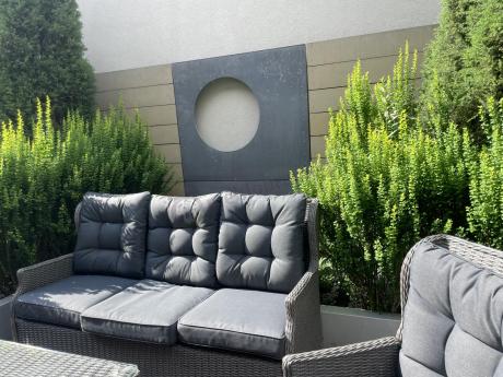 Szare meble technorattanowe na taras z regulowanymi fotelami Laritto Dining + pufy - Grey