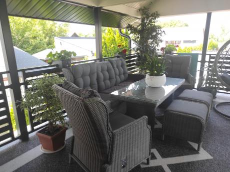 Szare meble technorattanowe na taras z regulowanymi fotelami Laritto Dining + pufy - Grey