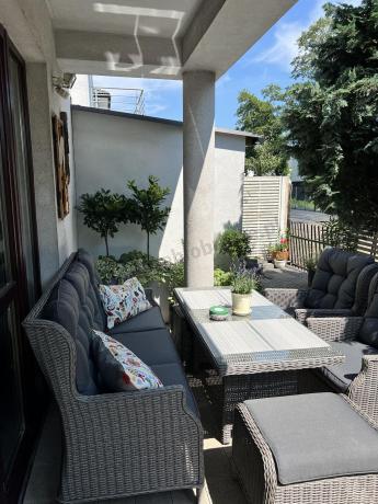 Szare meble technorattanowe na taras z regulowanymi fotelami Laritto Dining + pufy - Grey