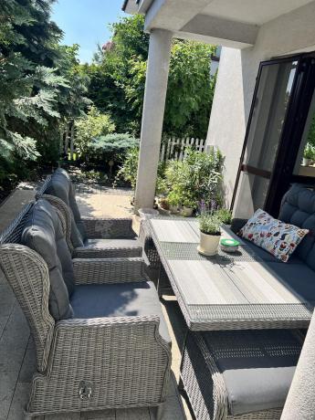 Szare meble technorattanowe na taras z regulowanymi fotelami Laritto Dining + pufy - Grey