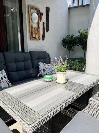 Szare meble technorattanowe na taras z regulowanymi fotelami Laritto Dining + pufy - Grey