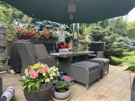 Szare meble technorattanowe na taras z regulowanymi fotelami Laritto Dining + pufy - Grey