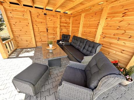 Szare meble technorattanowe na taras z regulowanymi fotelami Laritto Dining + pufy - Grey