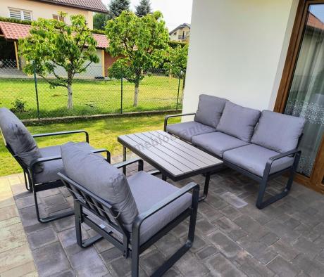 Szare nowoczesne meble na taras - zestaw z sofą i fotelami - Panaon Dining GG