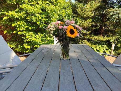 Szary komplet mebli ogrodowych ze stołem obiadowym i składanymi krzesłami - Kanbery Silver 6+1