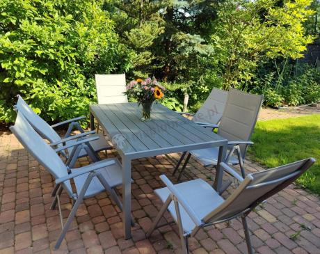 Szary komplet mebli ogrodowych ze stołem obiadowym i składanymi krzesłami - Kanbery Silver 6+1