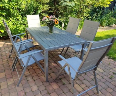 Szary komplet mebli ogrodowych ze stołem obiadowym i składanymi krzesłami - Kanbery Silver 6+1