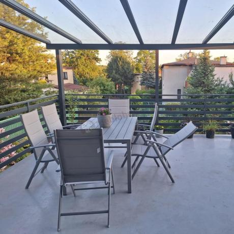 Szary komplet mebli ogrodowych ze stołem obiadowym i składanymi krzesłami - Kanbery Silver 6+1