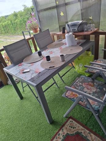 Szary komplet mebli ogrodowych ze stołem obiadowym i składanymi krzesłami - Kanbery Silver 6+1