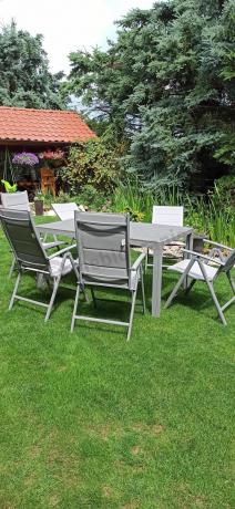 Szary komplet mebli ogrodowych ze stołem obiadowym i składanymi krzesłami - Kanbery Silver 6+1