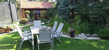 Szary komplet mebli ogrodowych ze stołem obiadowym i składanymi krzesłami - Kanbery Silver 6+1