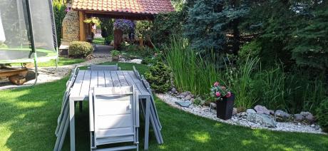 Szary komplet mebli ogrodowych ze stołem obiadowym i składanymi krzesłami - Kanbery Silver 6+1