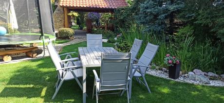 Szary komplet mebli ogrodowych ze stołem obiadowym i składanymi krzesłami - Kanbery Silver 6+1