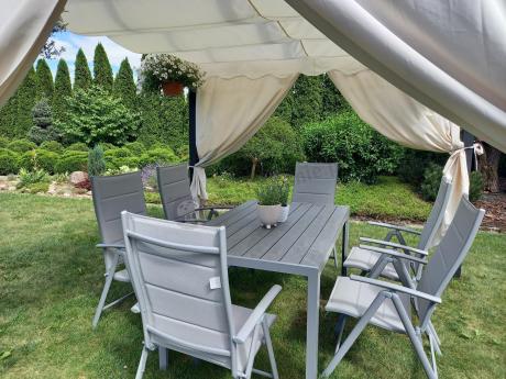 Szary komplet mebli ogrodowych ze stołem obiadowym i składanymi krzesłami - Kanbery Silver 6+1