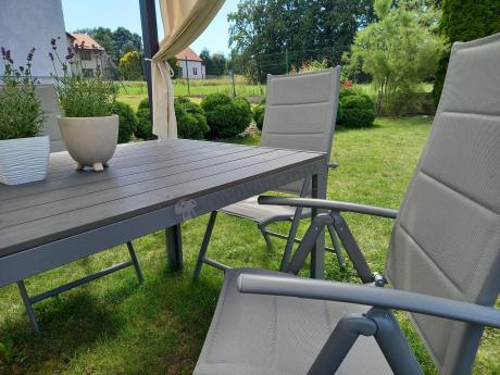 Szary komplet mebli ogrodowych ze stołem obiadowym i składanymi krzesłami - Kanbery Silver 6+1