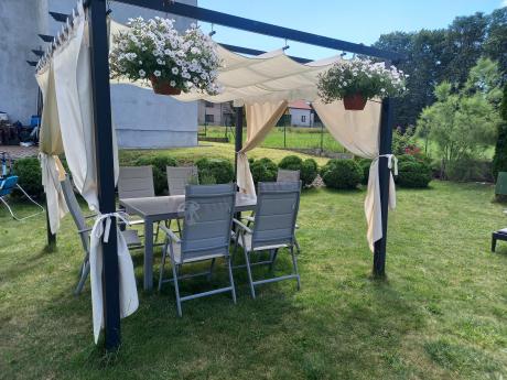 Szary komplet mebli ogrodowych ze stołem obiadowym i składanymi krzesłami - Kanbery Silver 6+1