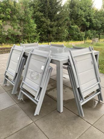 Szary komplet mebli ogrodowych ze stołem obiadowym i składanymi krzesłami - Kanbery Silver 6+1