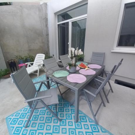 Szary komplet mebli ogrodowych ze stołem obiadowym i składanymi krzesłami - Kanbery Silver 6+1