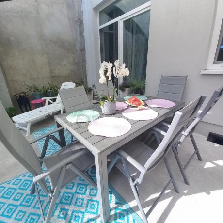 Szary komplet mebli ogrodowych ze stołem obiadowym i składanymi krzesłami - Kanbery Silver 6+1