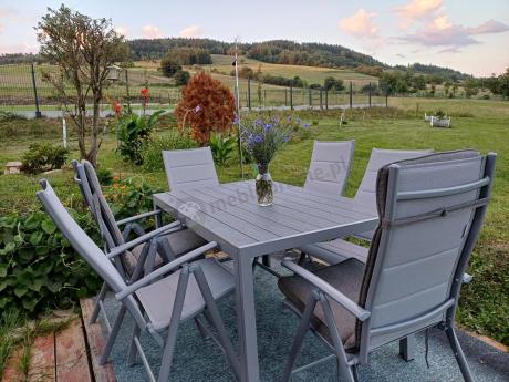 Szary komplet mebli ogrodowych ze stołem obiadowym i składanymi krzesłami - Kanbery Silver 6+1