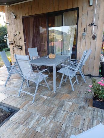 Szary komplet mebli ogrodowych ze stołem obiadowym i składanymi krzesłami - Kanbery Silver 6+1