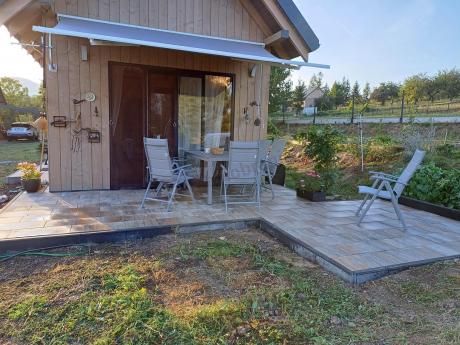 Szary komplet mebli ogrodowych ze stołem obiadowym i składanymi krzesłami - Kanbery Silver 6+1