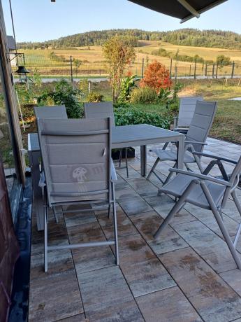 Szary komplet mebli ogrodowych ze stołem obiadowym i składanymi krzesłami - Kanbery Silver 6+1