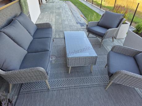 Szary komplet mebli z technorattanu dla 5 osób z sofą i fotelami Cioso