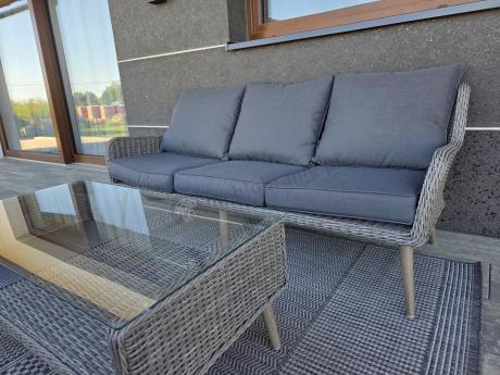 Szary komplet mebli z technorattanu dla 5 osób z sofą i fotelami Cioso