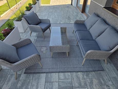 Szary komplet mebli z technorattanu dla 5 osób z sofą i fotelami Cioso