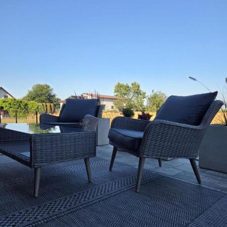 Szary komplet mebli z technorattanu dla 5 osób z sofą i fotelami Cioso