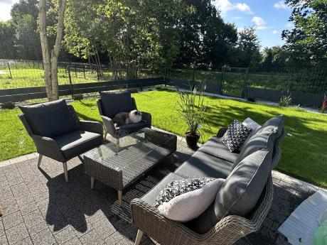 Szary komplet mebli z technorattanu dla 5 osób z sofą i fotelami Cioso