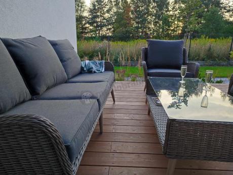 Szary komplet mebli z technorattanu dla 5 osób z sofą i fotelami Cioso